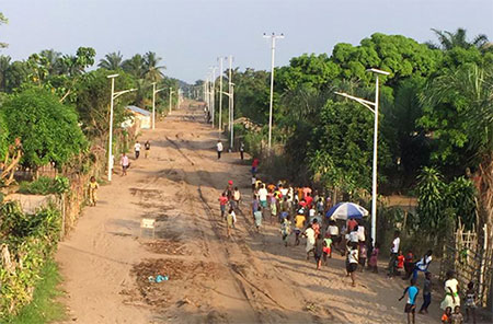 300 conjuntos de luzes de rua semi-divididas no Congo