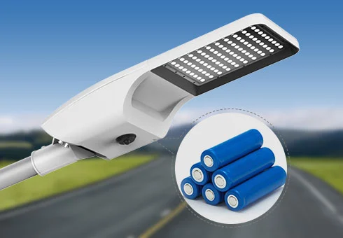 Dois em uma luz de rua solar