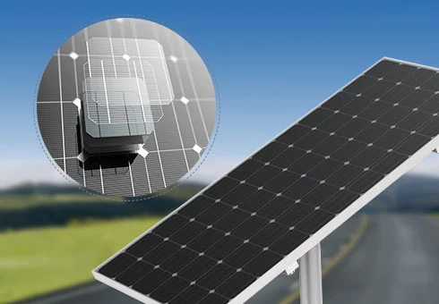 Dois em uma luz de rua solar