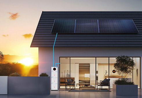 Com baterias de lítio confiáveis, ele garante que a energia armazenada permaneça disponível durante os períodos de baixa luz solar ou interrupções na rede.