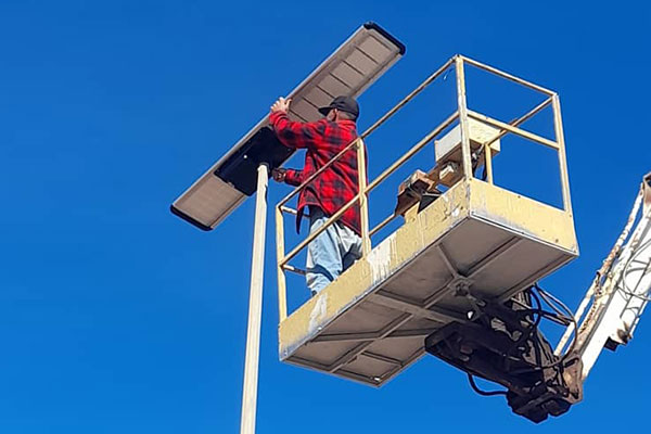 Qual é a diferença entre luzes de rua movidas a energia solar e luzes de rua convencionais movidas a grade?